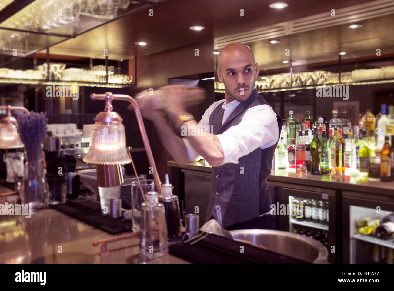 Cocktail Barman al Gin Ristorante comune Barbican, Londra Foto Stock