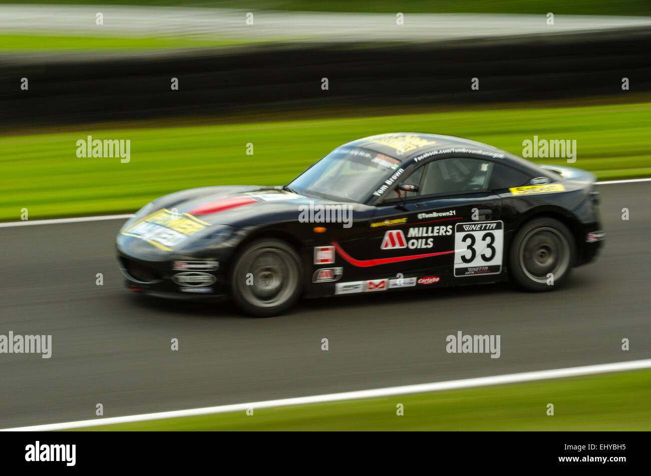 Junior Ginetta corse in auto intorno a Oulton Park circuito internazionale Foto Stock