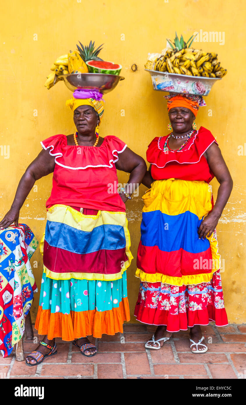 A piena lunghezza Ritratto di frutta tradizionali venditori di Palenque (Palenqueras), Cartagena de Indias, Colombia. Foto Stock