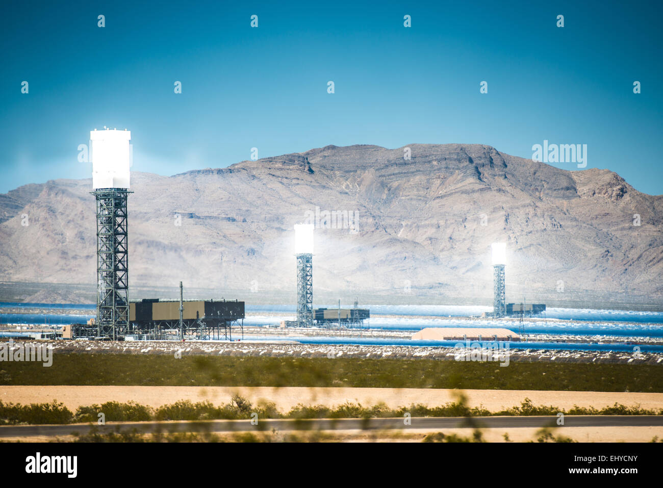 Concentrato impianto solare termico in California Deserto Mojave, Stati Uniti. Foto Stock