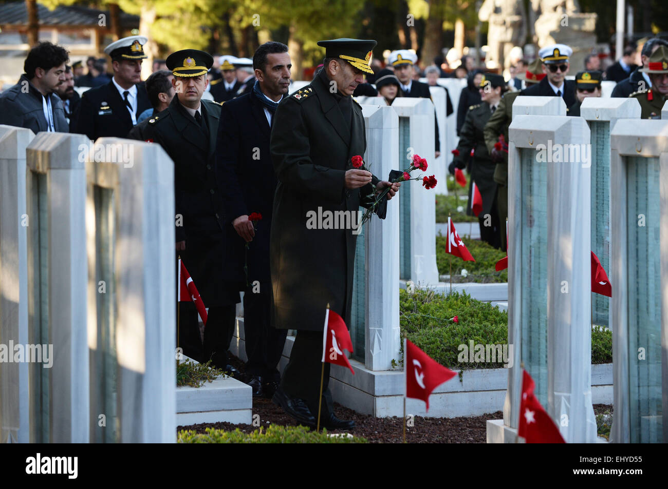 (150319) -- CANAKKALE, Marzo 19, 2015 (Xinhua) -- ufficiali militari mettere i fiori al cimitero dei martiri dopo la cerimonia di commemorazione per il centesimo anniversario della campagna di Gallipoli in Canakkale Marzo 18, 2015. La Turchia il mercoledì ha commemorato il centenario della campagna di Gallipoli dagli alleati nella guerra mondiale I nel sud-ovest della città di Canakkale. Più di mille persone tra soldati e funzionari del governo hanno aderito alla cerimonia di commemorazione in Canakkale, circa 340 chilometri a sud-ovest di Istanbul. La campagna di Gallipoli, noto anche come la campagna dei Dardanelli, è stata una battaglia in Wo Foto Stock