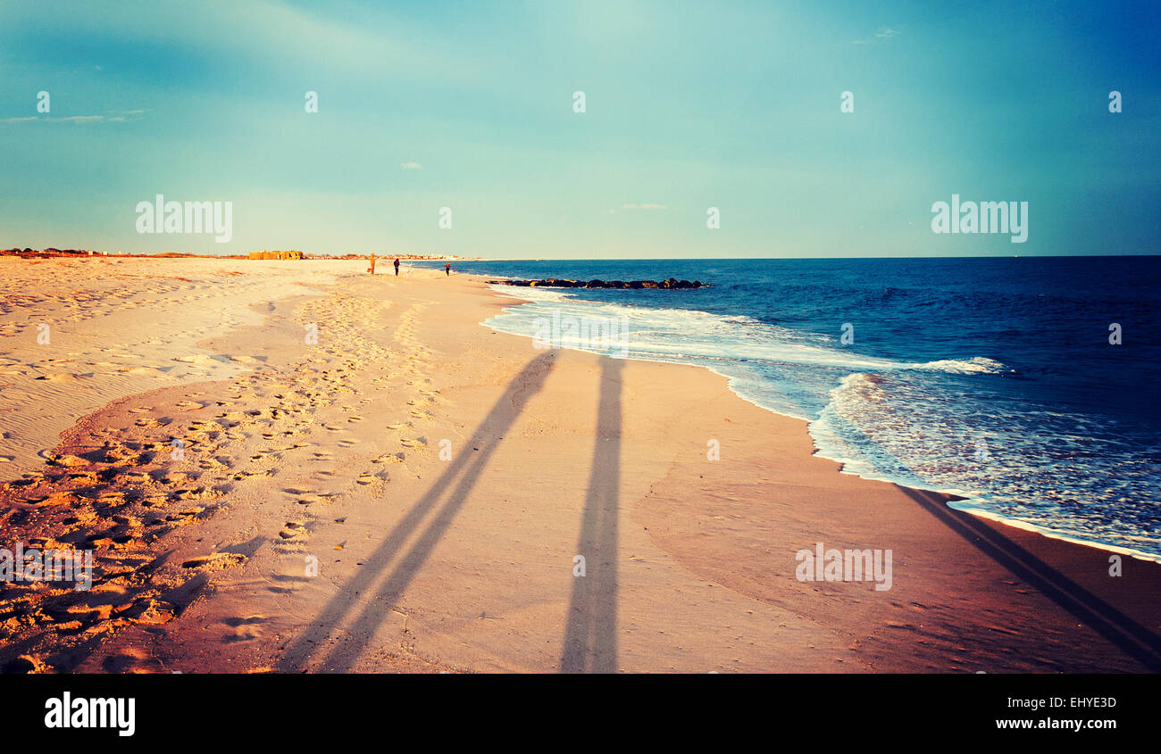 Vintage foto elaborate di lunghe ombre della sera sulla spiaggia di Cape May, New Jersey. Foto Stock