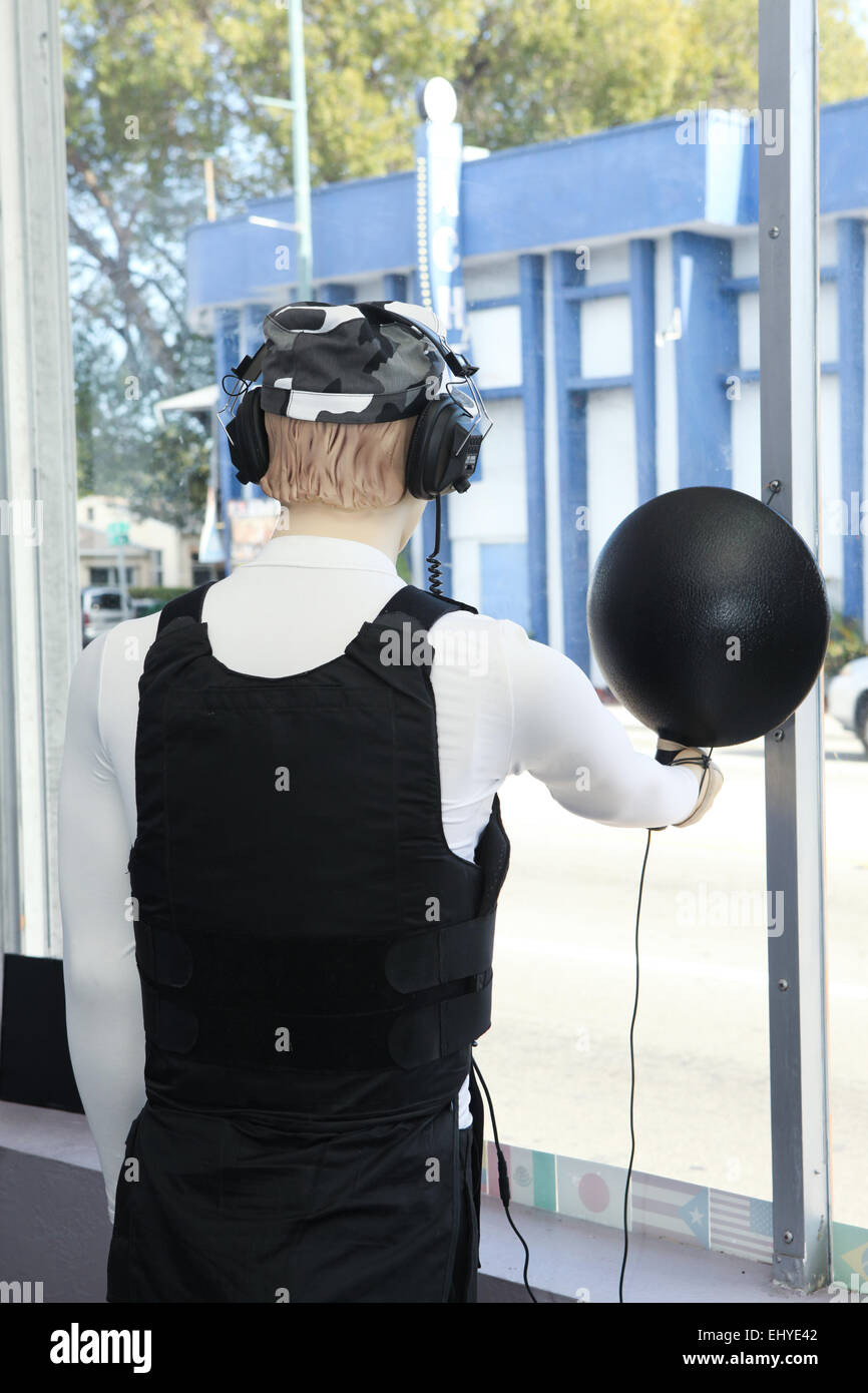 Manichino, bullet proof vest, radar, militare, finestra, Main Street, spy, sicurezza Foto Stock