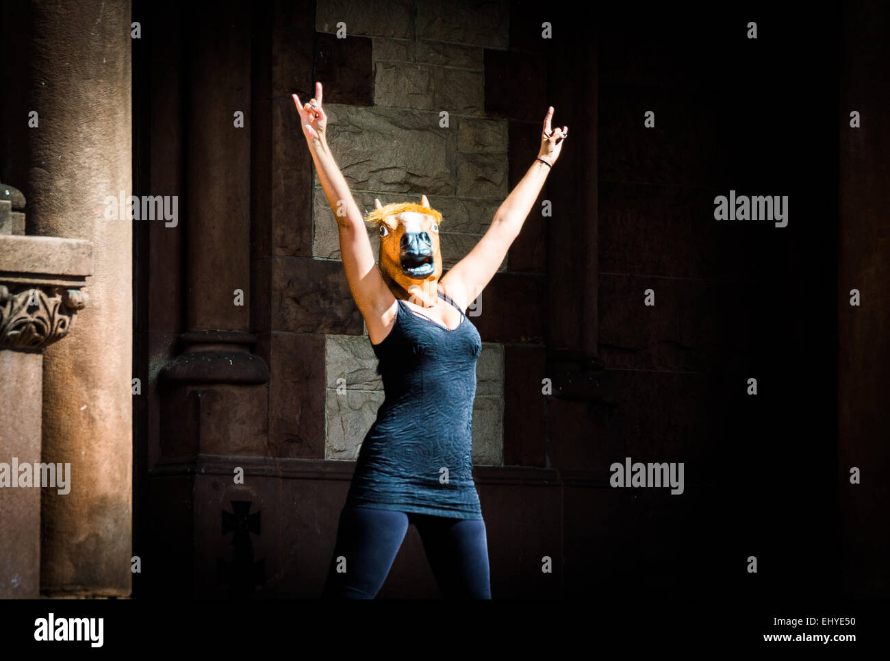 Donna che indossa una maschera di cavallo a Boston, Massachusetts. Foto Stock