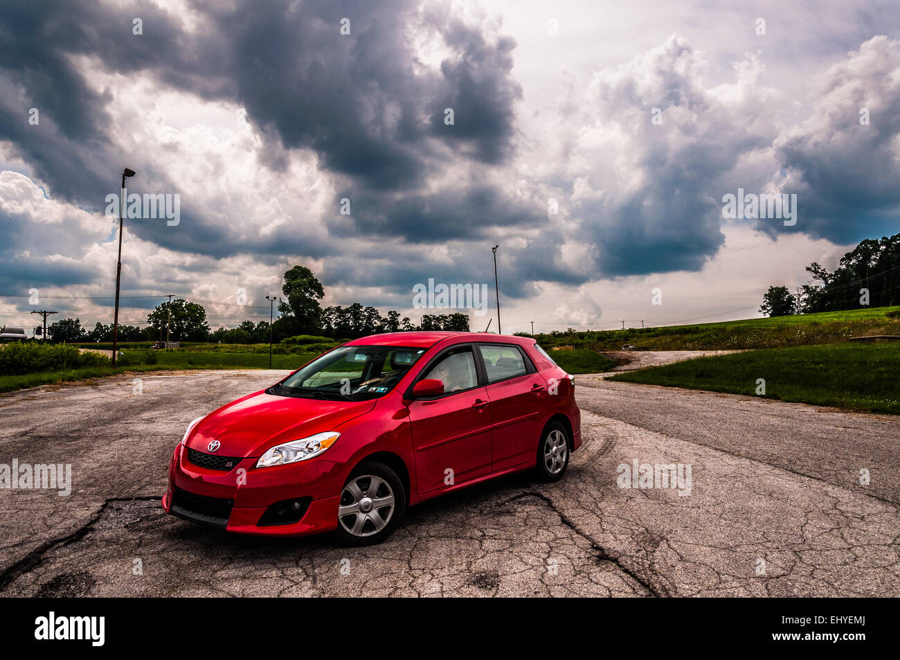 Una matrice di Toyota in un vecchio parcheggio. Foto Stock