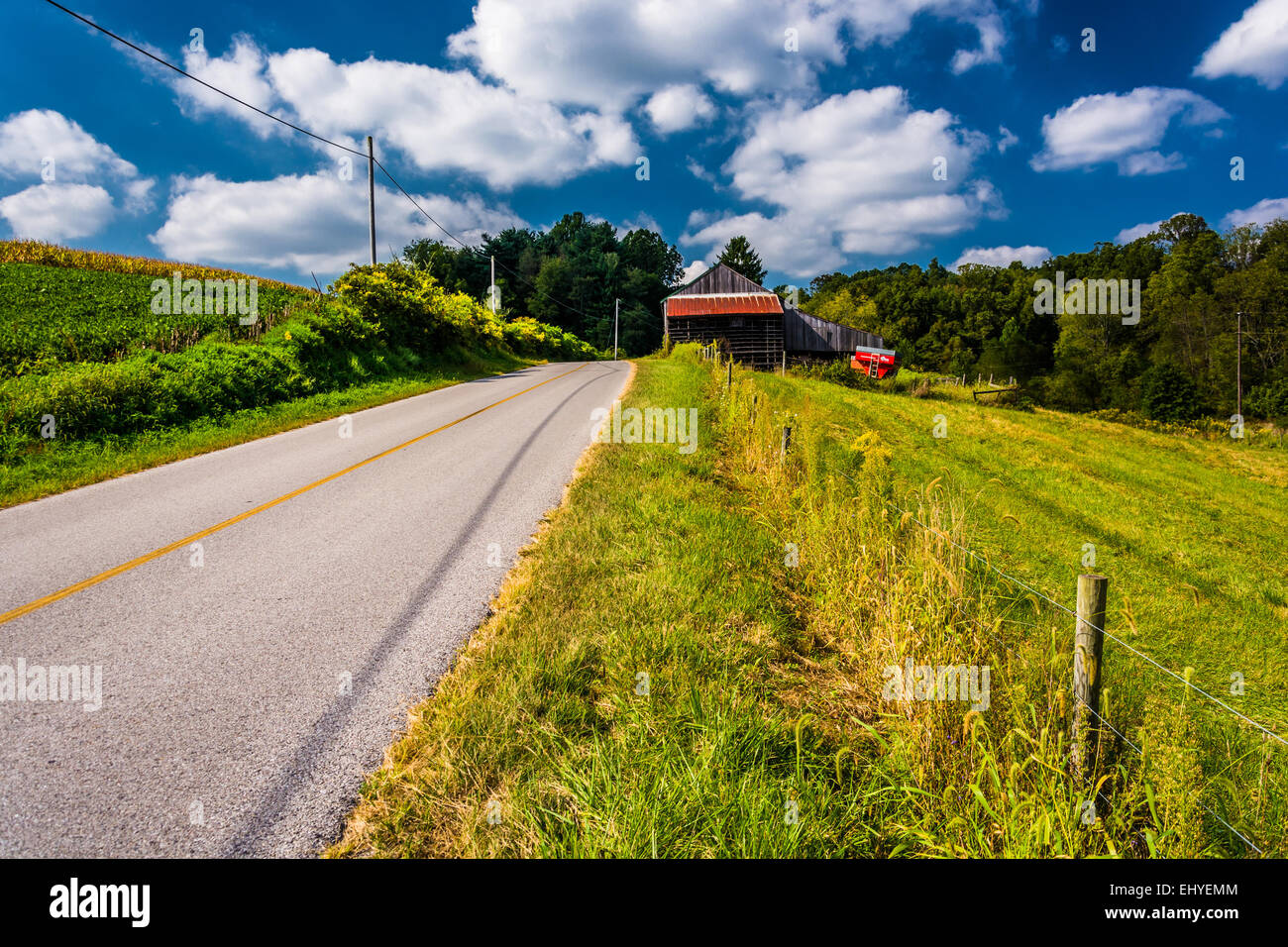 Una bella strada di campagna nelle zone rurali a York County, Pennsylvania. Foto Stock