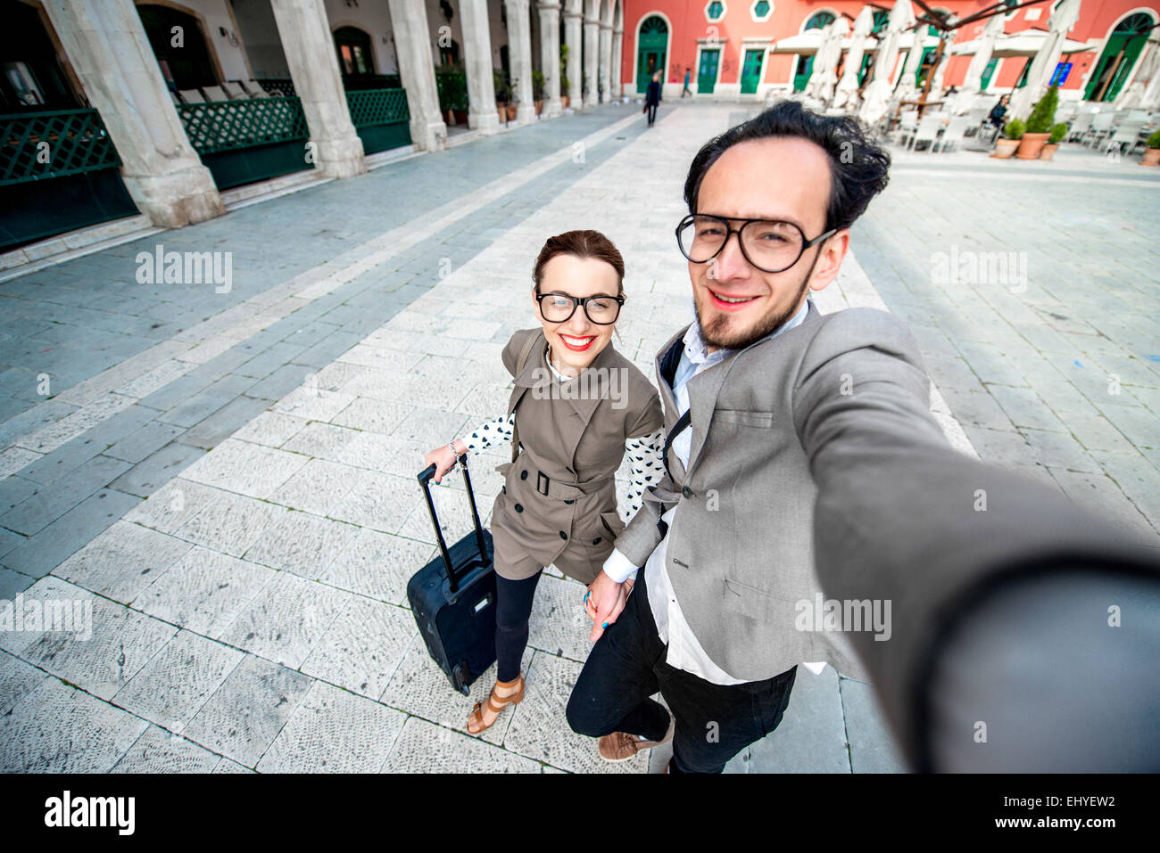 Giovane tenendo selfie foto Foto Stock