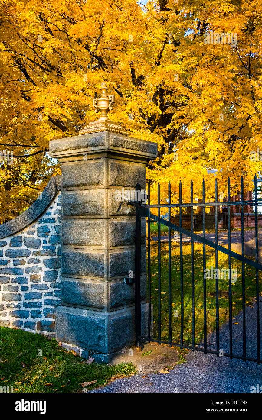 Colore di autunno ed il gate del Gettysburg National Cemetery, Pennsylvania. Foto Stock