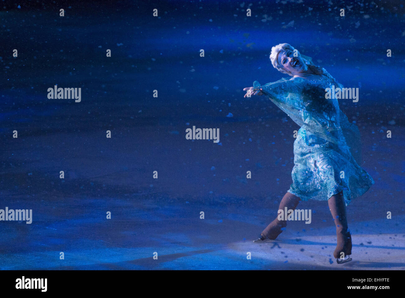 Calgary, Canada. Il 18 marzo, 2015. Ella congelati salti come canta ''lasciarlo andare'' mentre si esegue in Disney On Ice presenta : Principesse ed eroi in Calgary. Credito: Baden Roth/ZUMA filo/Alamy Live News Foto Stock