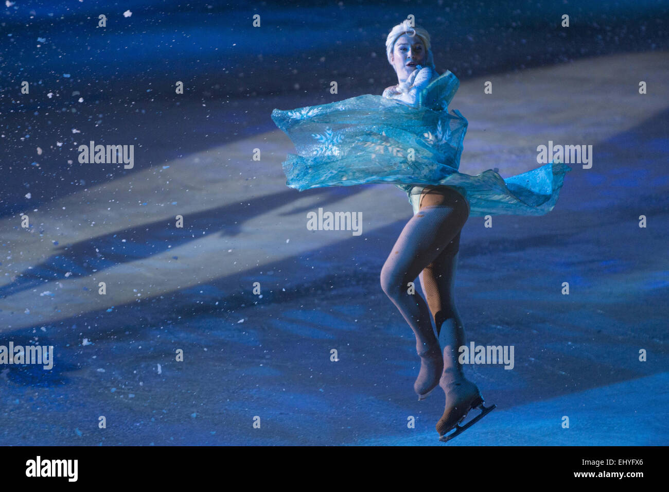 Calgary, Canada. Il 18 marzo, 2015. Calgary, Canada. Xviii Mar, 2015. Ella da 'Frozen' salti come canta "lasciarlo andare' mentre si esegue in Disney On Ice " Principesse e degli eroi a Calgary. Credito: Baden Roth/ZUMA filo/Alamy Live News Foto Stock