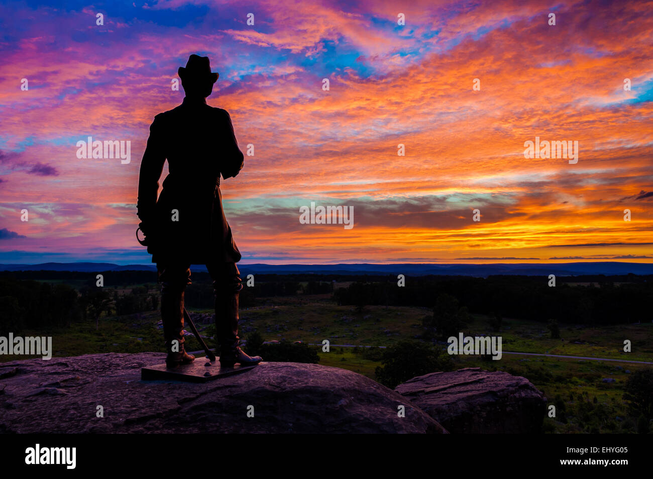 Bella estate tramonto dietro una statua sul piccolo Roundtop, Gettysburg, Pennsylvania Foto Stock