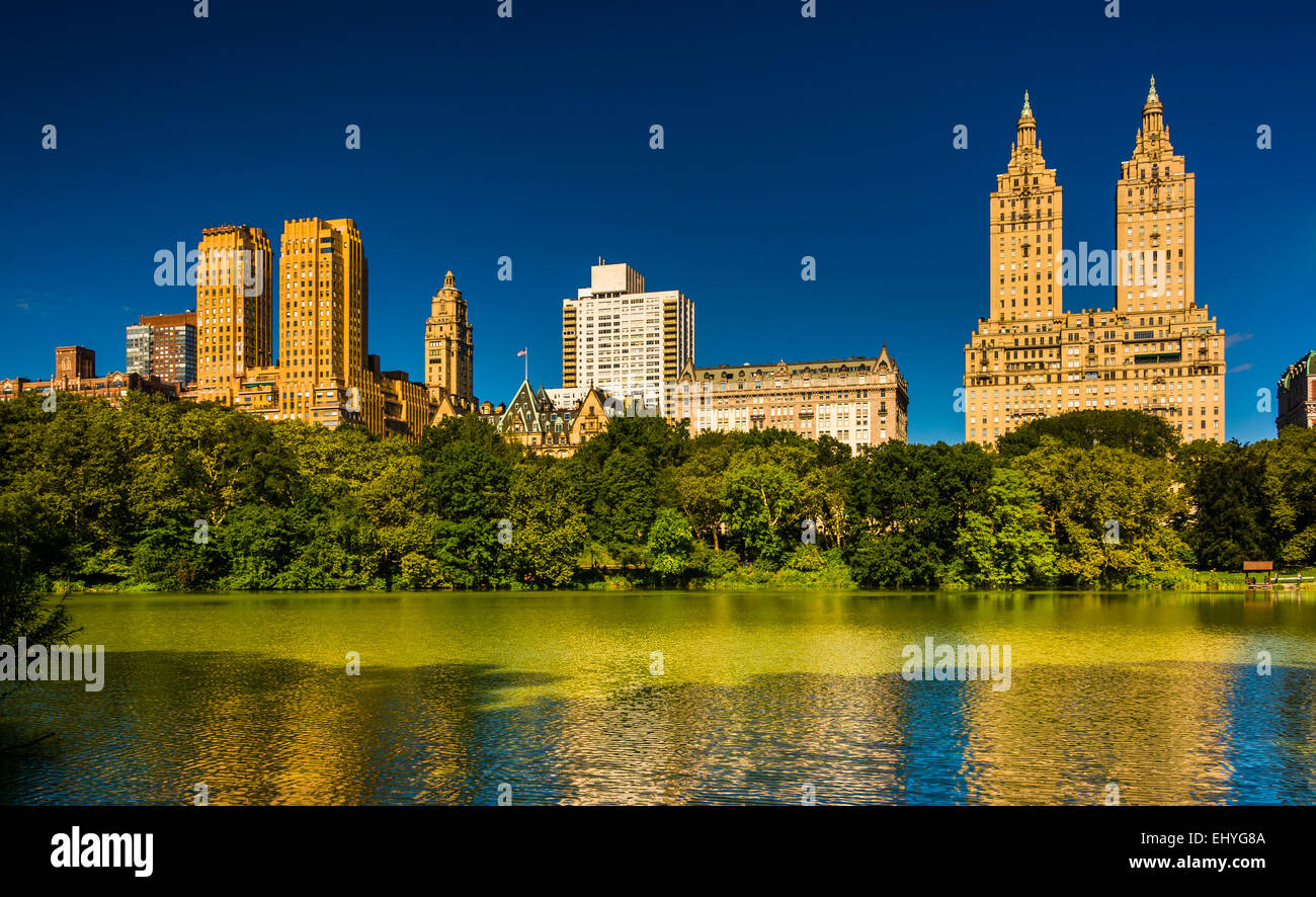 Edifici del Central Park West Historic District e il lago a Central Park, Manhattan, New York. Foto Stock