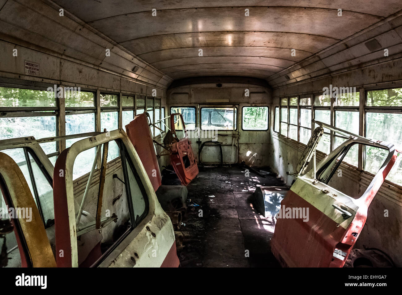 Porte della macchina all'interno di un vecchio autobus in a junkyard Foto Stock