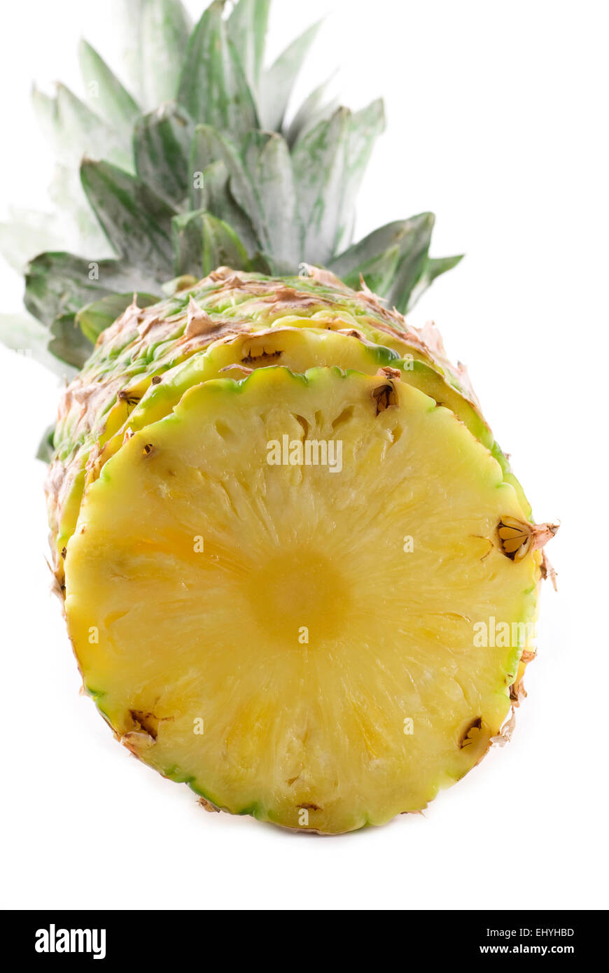 Fresco di ananas a fette su sfondo bianco. Foto Stock