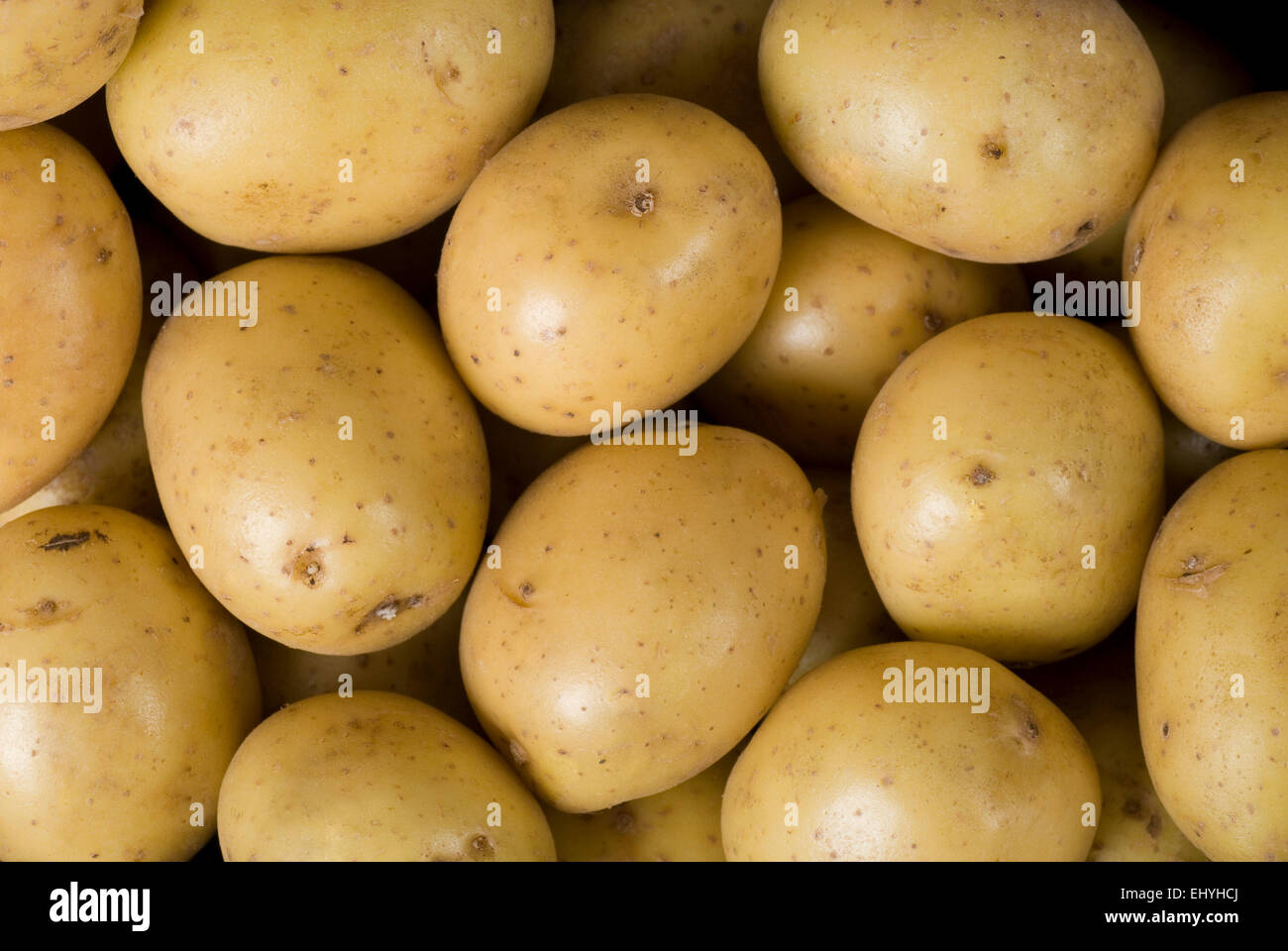 Raw sullo sfondo di patate close up full frame. Foto Stock