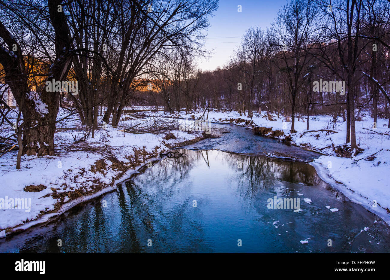 Creek durante l'inverno, nelle zone rurali a York County, Pennsylvania. Foto Stock
