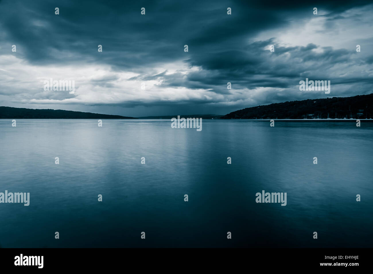 Dark nuvole temporalesche su Cayuga Lake, in Ithaca, New York. Foto Stock