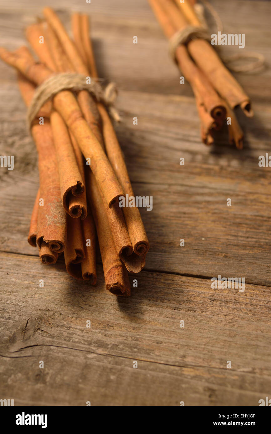 Bastoncini di cannella su sfondo di legno Foto Stock