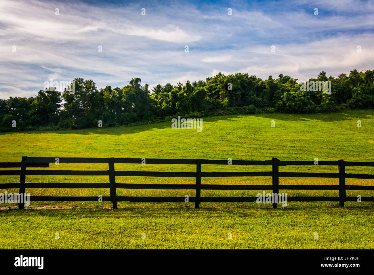 Recinzione e collina in rurale della contea di York, Pennsylvania. Foto Stock