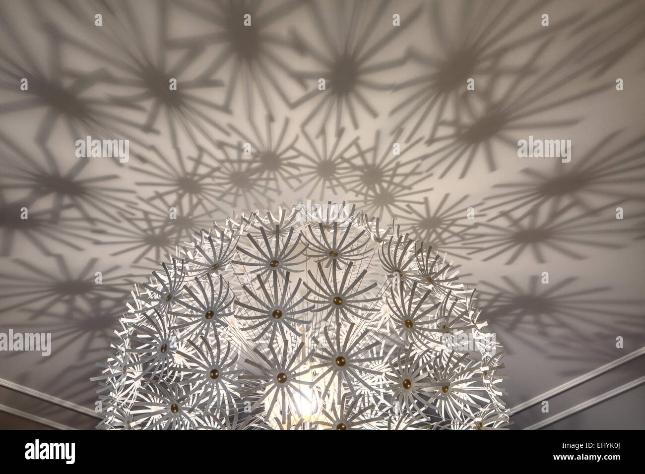 Closeup design lampadario a soffitto in un arredamento moderno Foto Stock