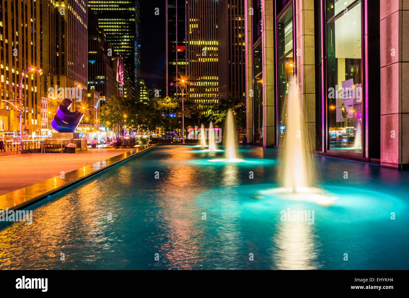 Fontane di notte, Rockefeller Center, Midtown Manhattan, New York. Foto Stock