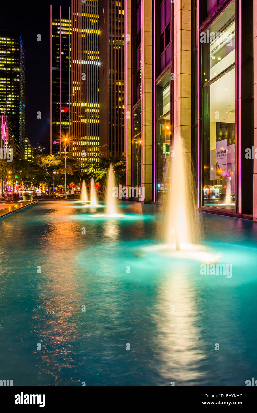 Fontane di notte, Rockefeller Center, Midtown Manhattan, New York. Foto Stock