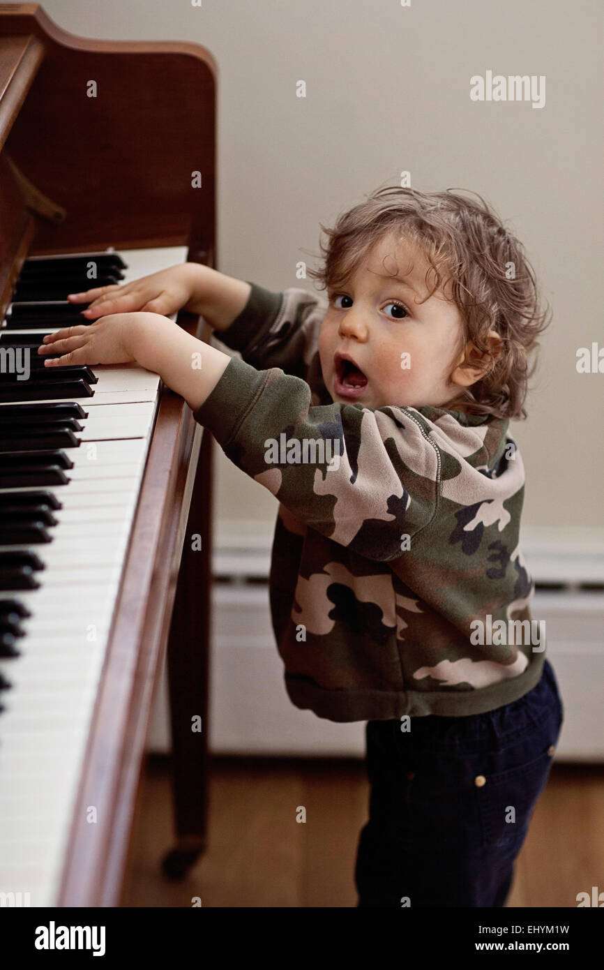 Baby boy cantare e suonare il pianoforte Foto Stock