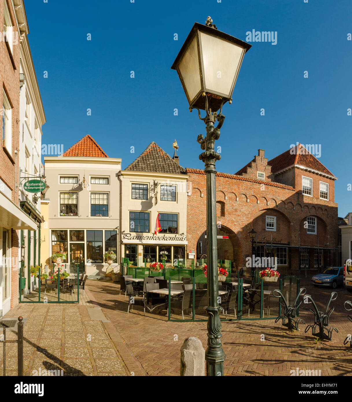 Paesi Bassi, Olanda, Europa, Zaltbommel, acqua gate, città, villaggio, estate, outdoor cafe, Foto Stock