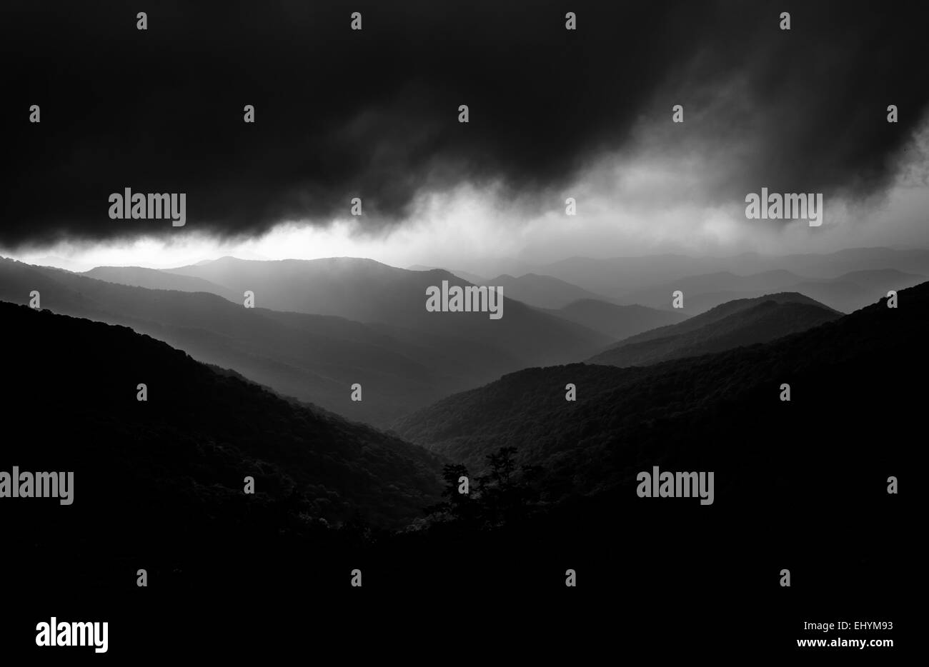 Nebuloso vista serale delle Blue Ridge Mountains da Blue Ridge Parkway, vicino a giardini rocciosi in North Carolina. Foto Stock