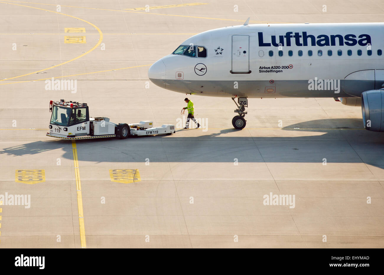 Un aereo Lufthansa visto nell'area di manovra all'aeroporto di Monaco di Baviera, Germania, 19 marzo 2015. Il Lufthansa dei piloti sciopero continua. Il le connessioni a lunga distanza sono anche interessati all'aeroporto di Monaco di Baviera il 19 marzo 2015. Foto: SVEN HOPPE/dpa Foto Stock