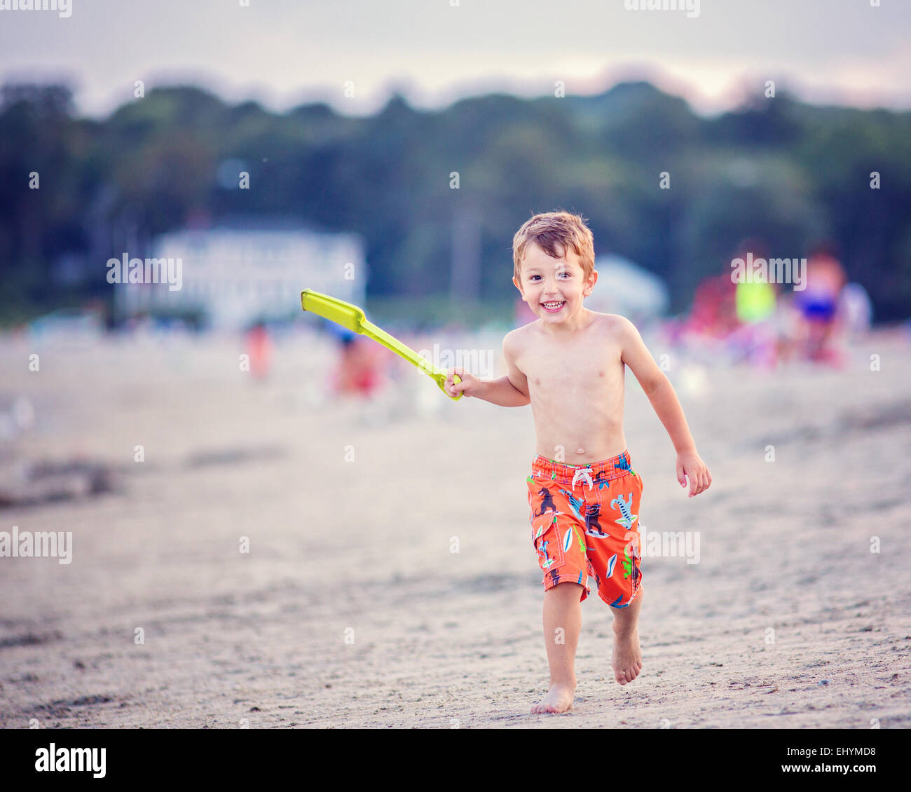 Ragazzo giocando sulla spiaggia, buon porto spiaggia, Massachusetts, STATI UNITI D'AMERICA Foto Stock