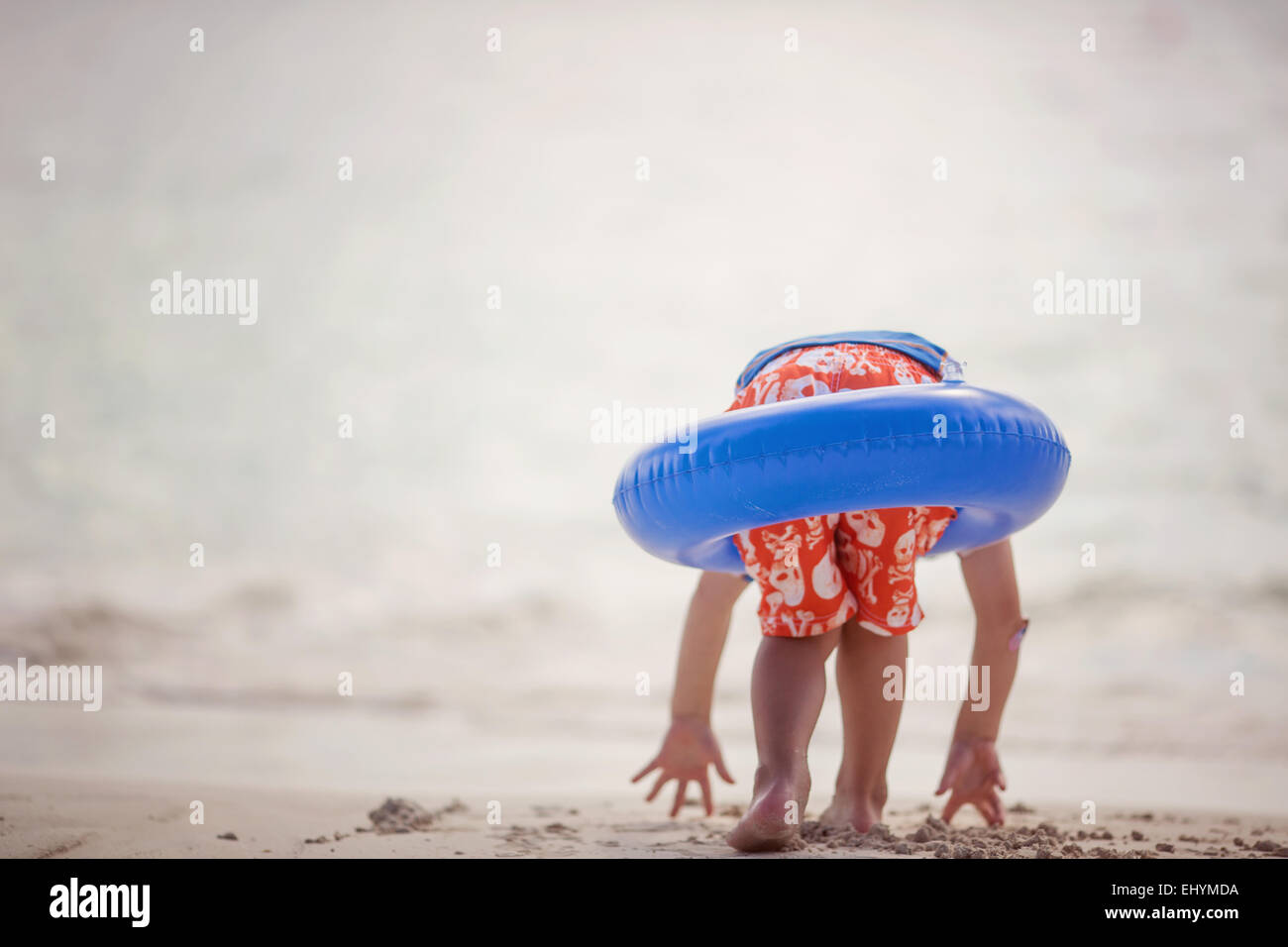 Ragazzo che indossa un anello di gomma sulla spiaggia a Playa del Carmen, Messico Foto Stock