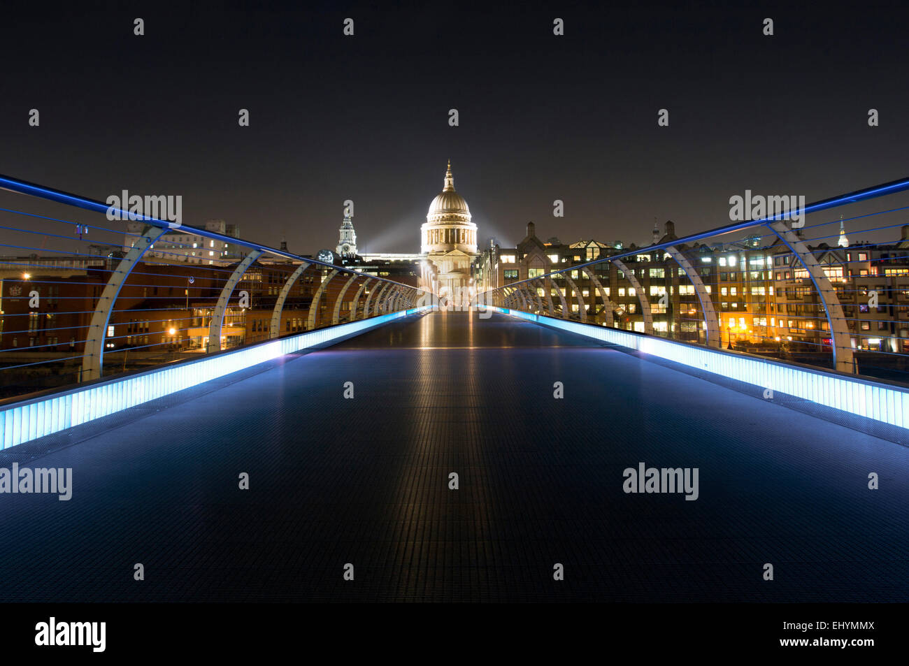 Millennium Bridge e la Cattedrale di St Paul di notte, Londra, Regno Unito Foto Stock
