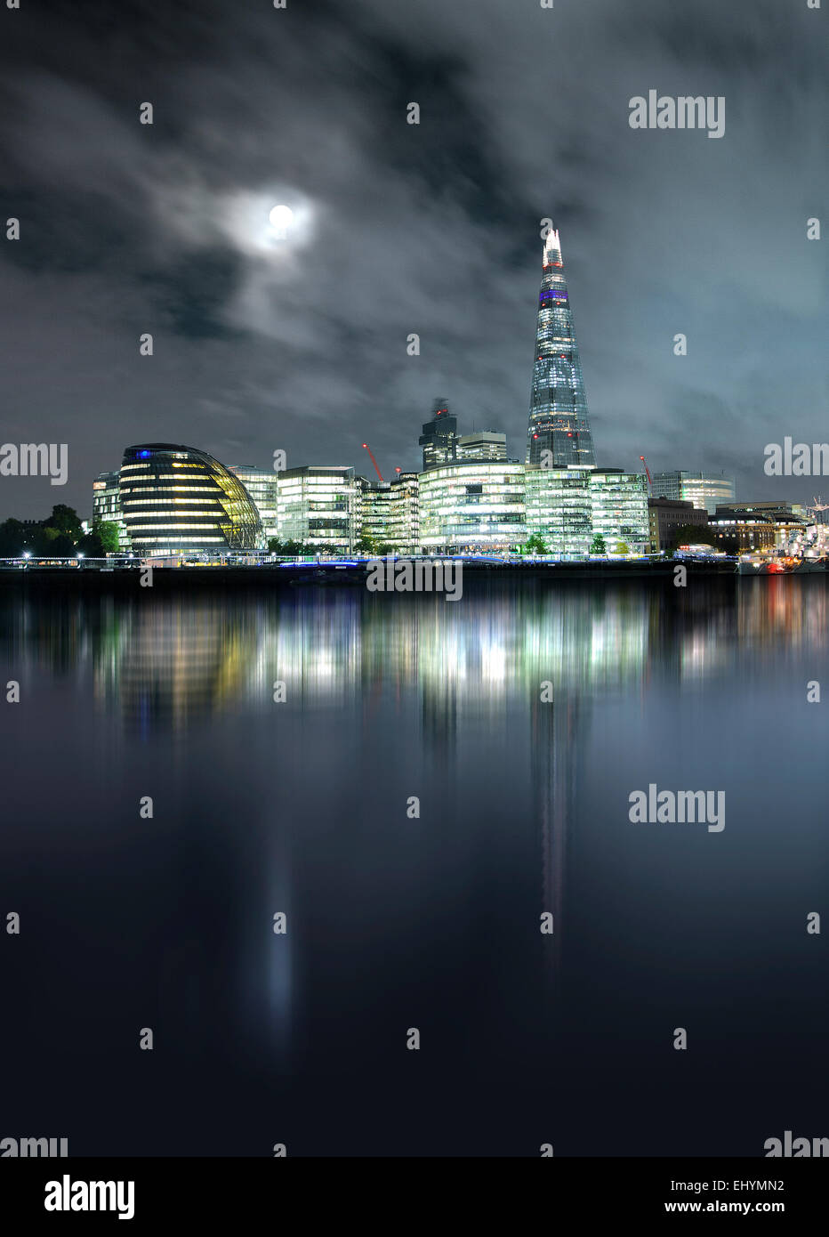 Moonlit più Londra, la City Hall e la Shard, London, Regno Unito Foto Stock