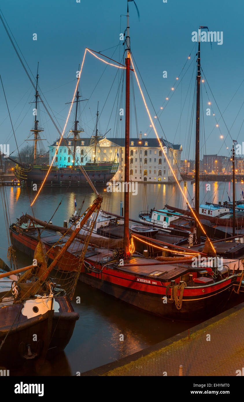 Paesi Bassi, Olanda, Europa, Amsterdam, storico, Navi Museo Marittimo, città, villaggio, acqua, inverno, notte, sera, navi, Foto Stock