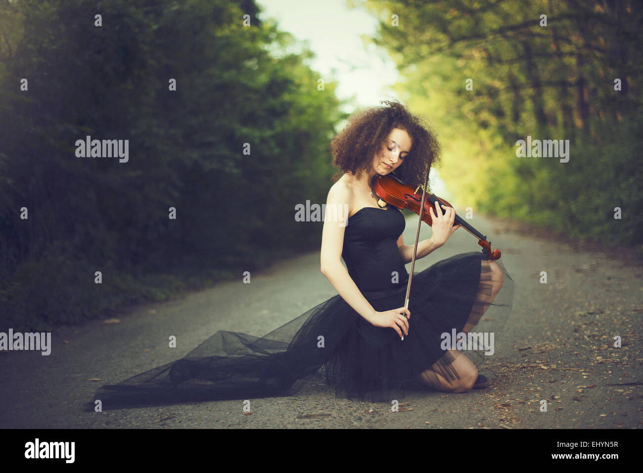 Triste giovane donna a suonare il violino Foto Stock