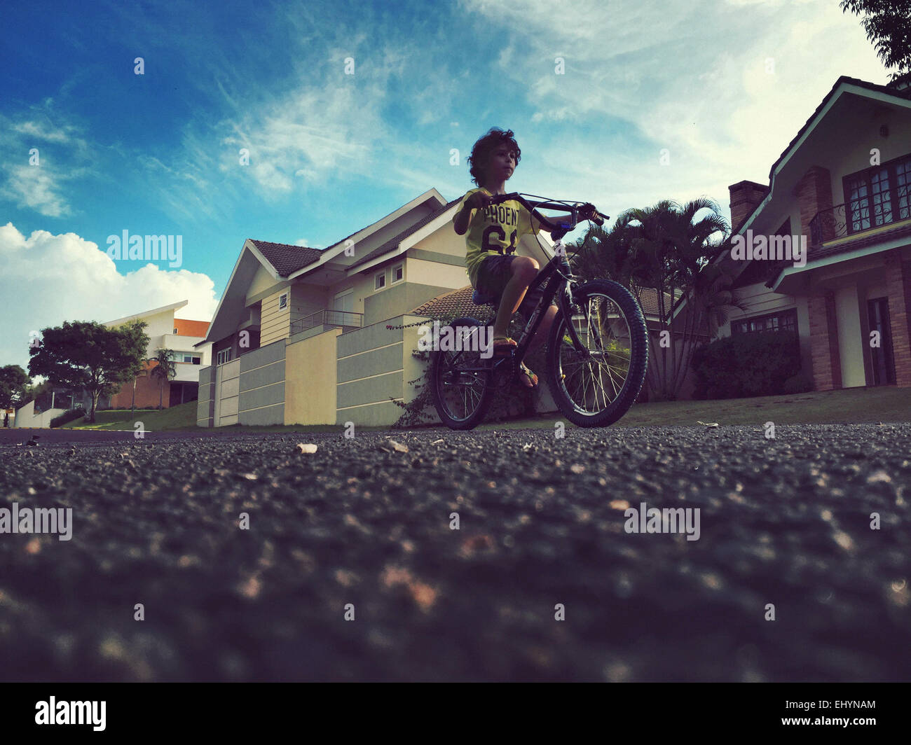 Basso angolo di visione di un ragazzo in bicicletta Foto Stock