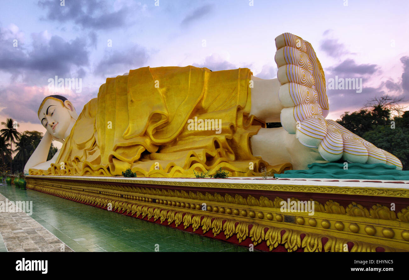 Mya Tha Lyaung Buddha Reclinato, Bago Regione, Myanmar Foto Stock