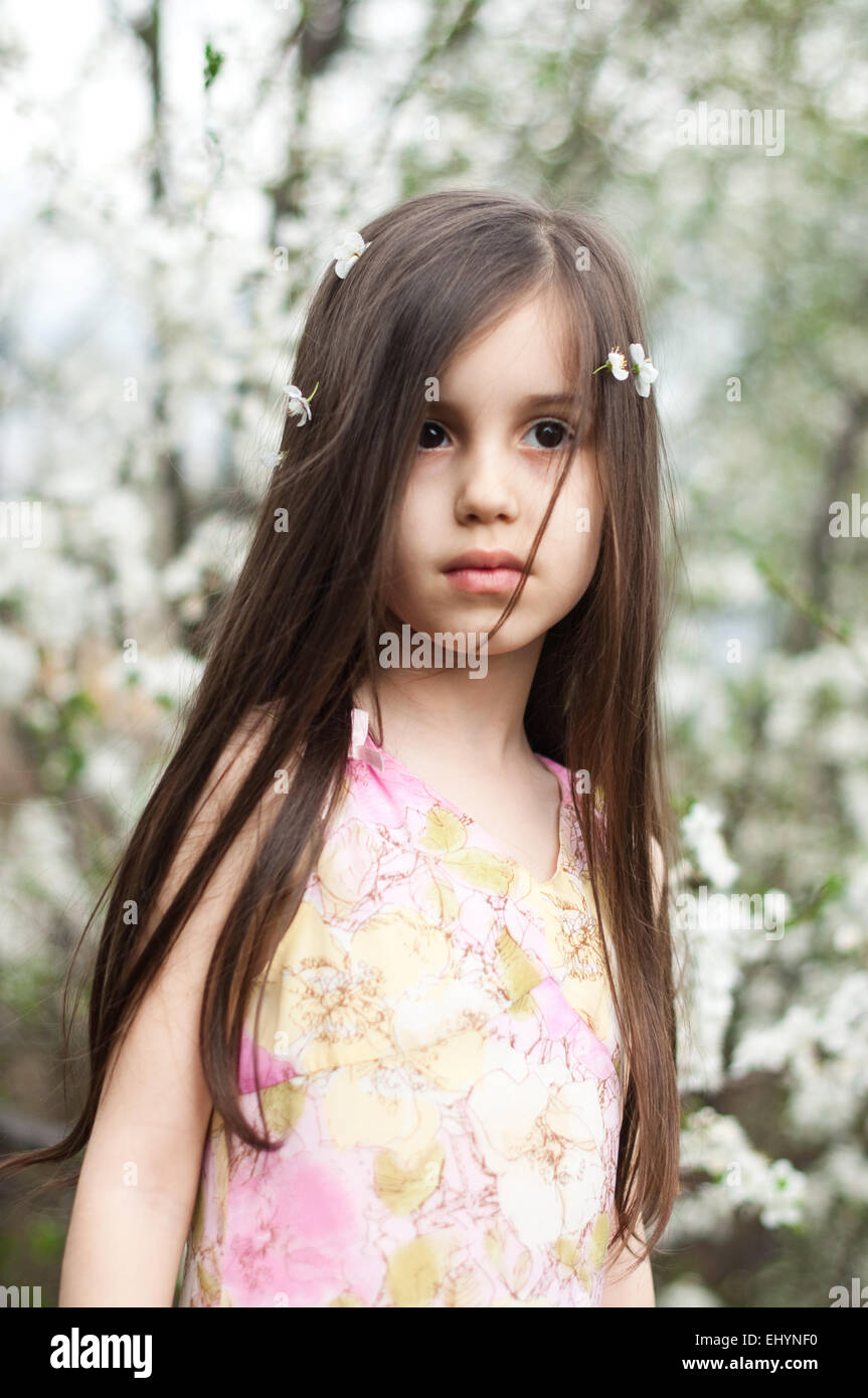 Ritratto di una ragazza con fiore in fiore i suoi capelli Foto Stock