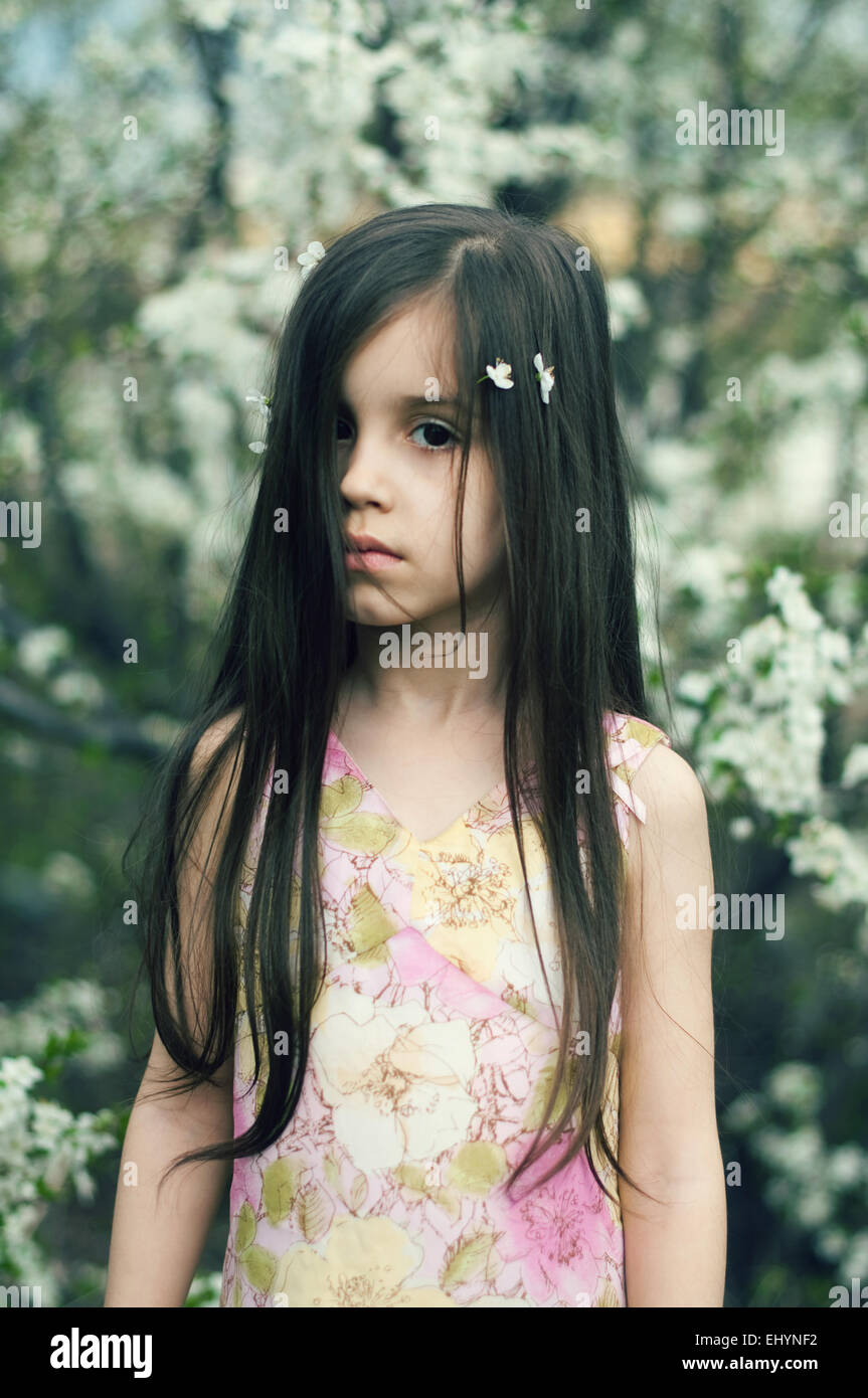 Ritratto di una ragazza con fiore in fiore i suoi capelli Foto Stock