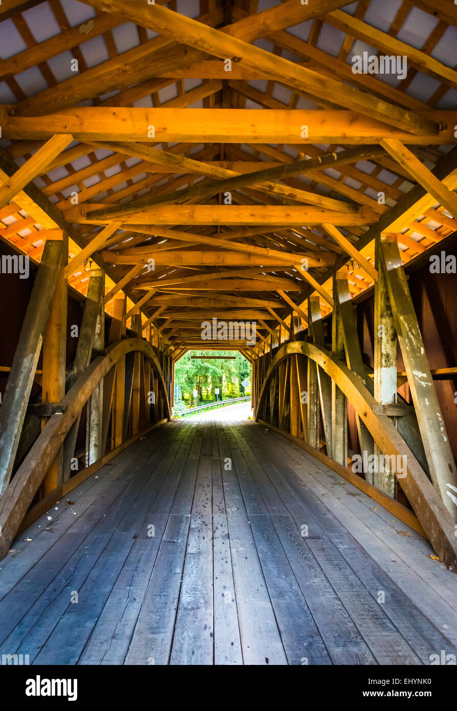 Interno di un ponte coperto nelle zone rurali a Lancaster County, Pennsylvania. Foto Stock