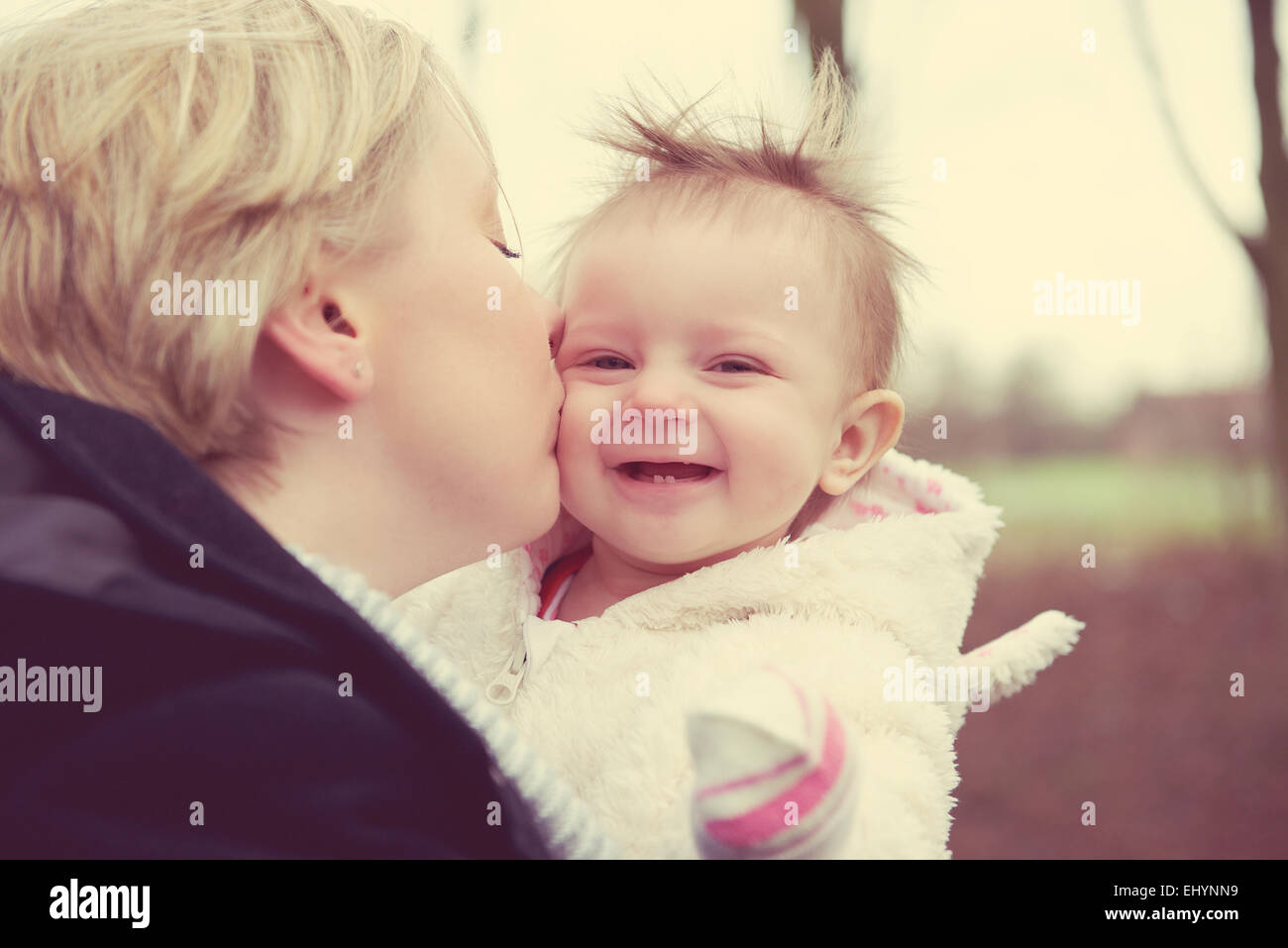 Madre kissing Baby girl Foto Stock