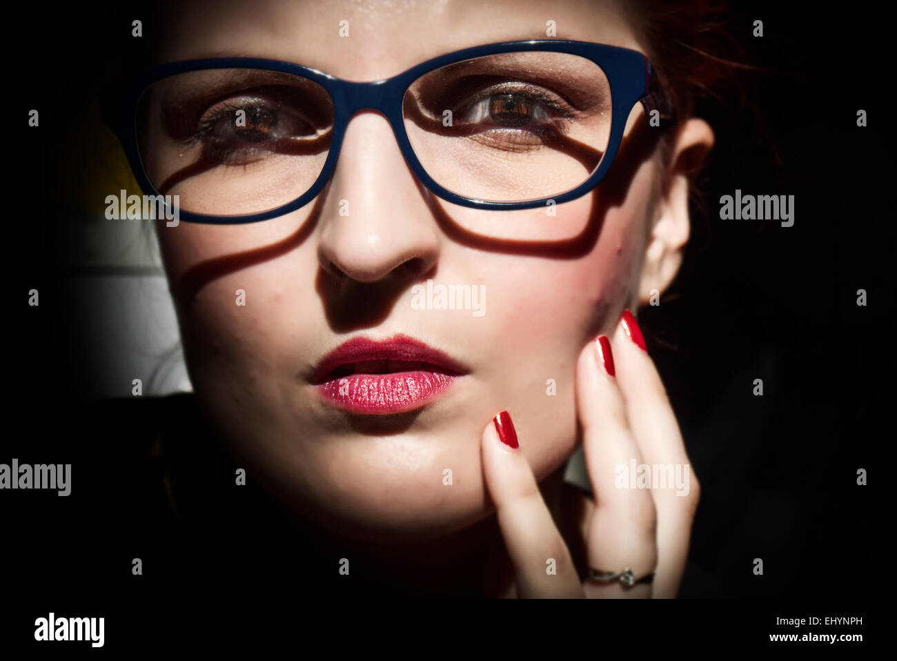 Ritratto di una bella donna che indossa occhiali Foto Stock