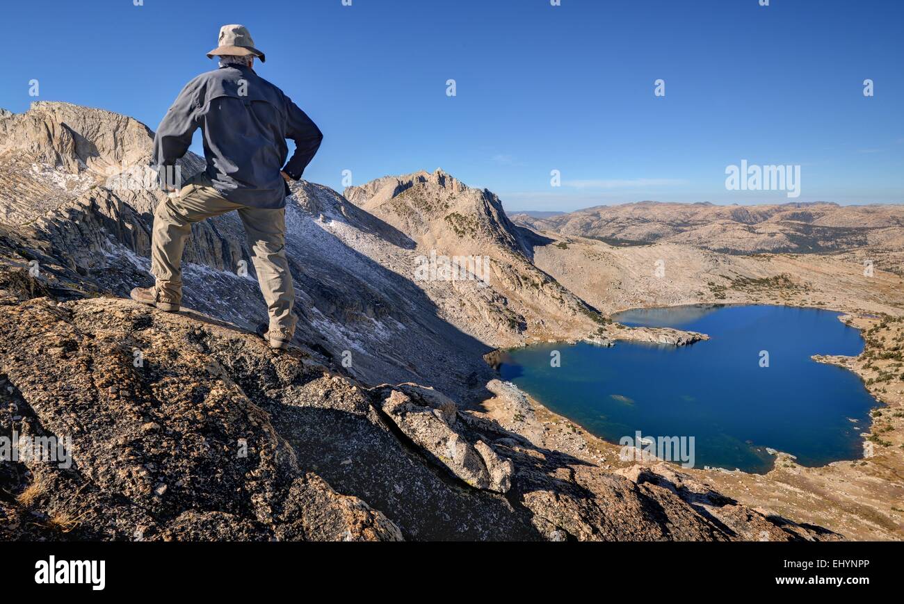 Uomo in piedi sulla cresta di pastore, Yosemite National Park, California, Stati Uniti d'America Foto Stock