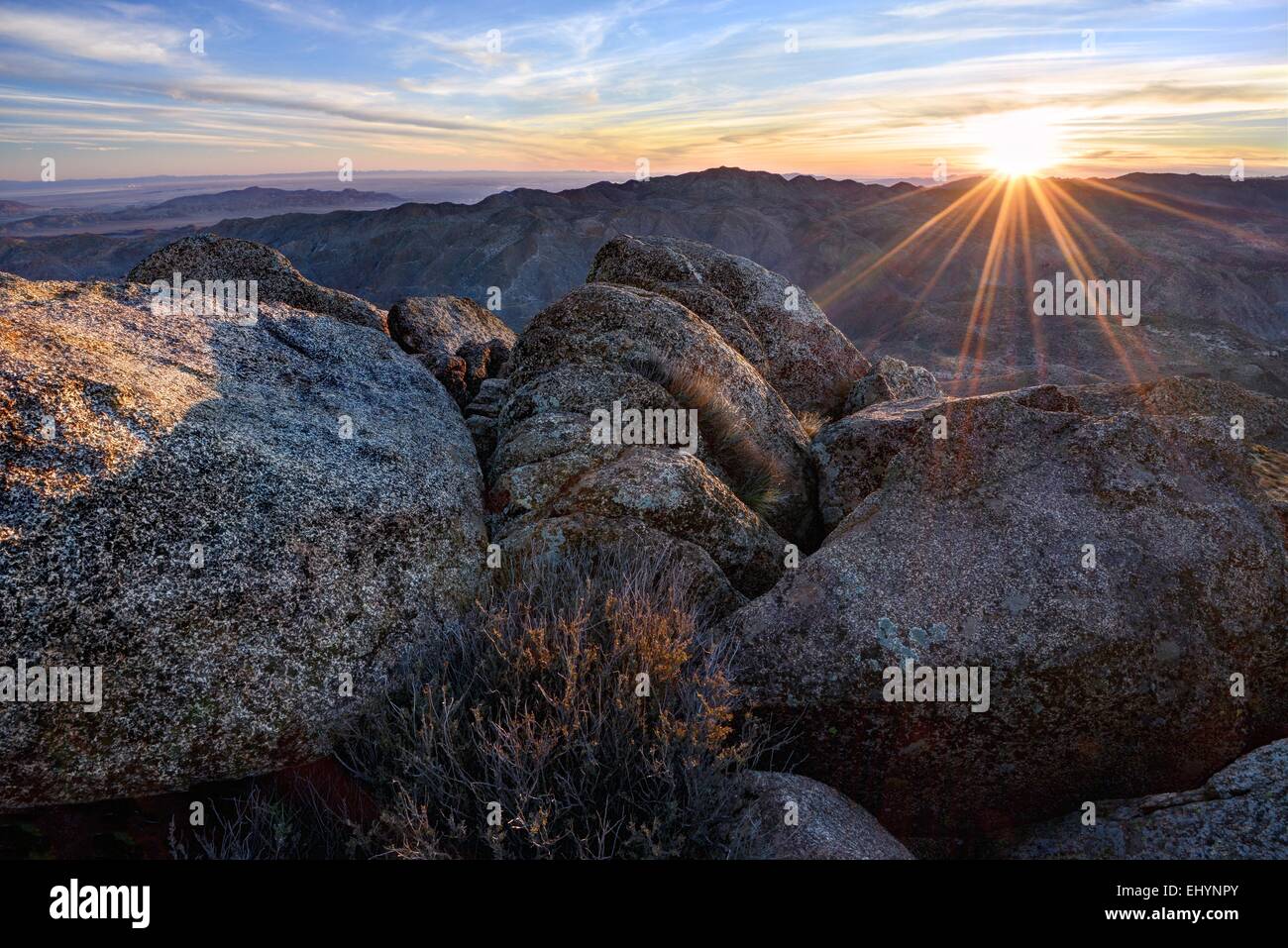 Sunrise oltre le montagne Jacumba, CALIFORNIA, STATI UNITI D'AMERICA Foto Stock