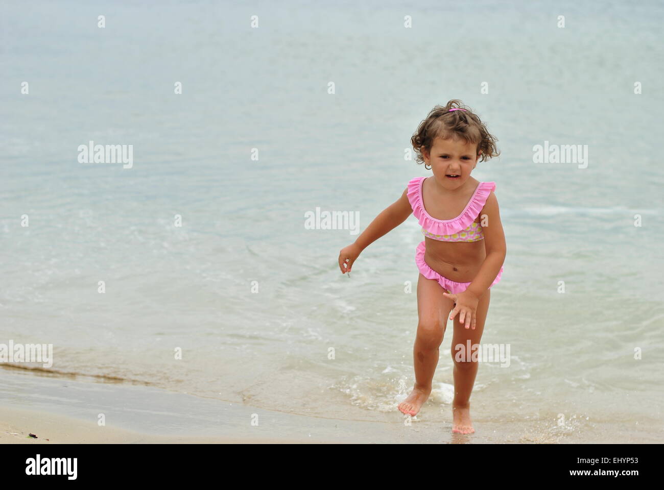 Ragazza in Bikini rosa acceso al di fuori del mare Foto Stock