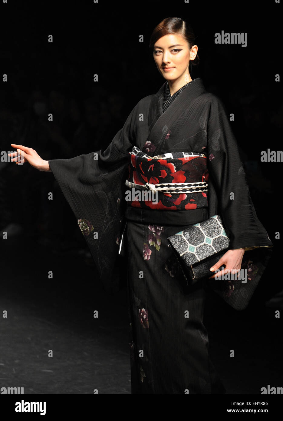 Tokyo, Giappone. Xix Mar, 2015. Un modello consente di visualizzare una creazione progettata da Jotaro Saito durante il Tokyo Fashion Week 2015 collezione Autunno/Inverno in Tokyo, Giappone, Marzo 19, 2015. Credito: Stringer/Xinhua/Alamy Live News Foto Stock