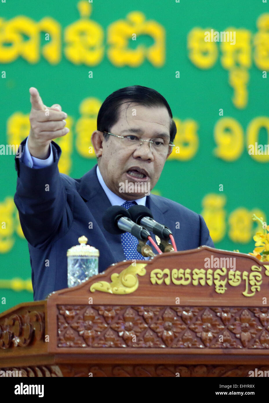 (150319) -- Phnom Penh, 19 marzo 2015 (Xinhua) -- Primo ministro cambogiano Hun Sen parla di una borsa di studio la cerimonia di premiazione presso l Università della Cambogia a Phnom Penh, Cambogia, Marzo 19, 2015. Primo ministro cambogiano Hun Sen giovedì accusato Kem Sokha, vice-presidente dell'opposizione Cambogia Salvataggio Nazionale Partito (CNRP), leader di post-elettorale proteste in 2013 in un complotto per rovesciare il governo. (Xinhua/Sovannara) Foto Stock
