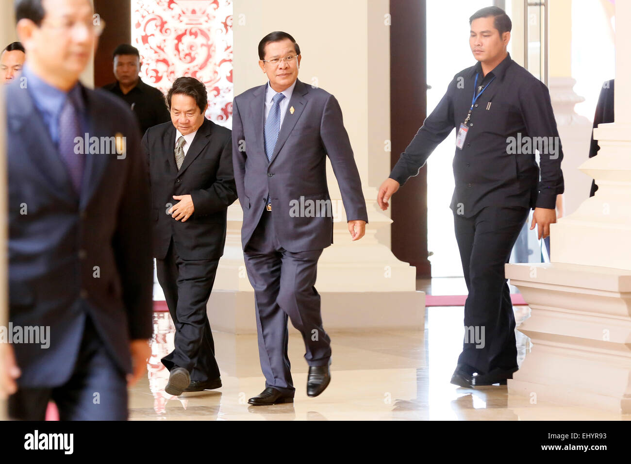 (150319) -- Phnom Penh, 19 marzo 2015 (Xinhua) -- Primo ministro cambogiano Hun Sen (seconda R) passeggiate presso l'Assemblea Nazionale a Phnom Penh, Cambogia, Marzo 19, 2015. L'Assemblea nazionale della Cambogia giovedì all'unanimità ha adottato due nuove leggi elettorali che mirano a disciplinare le elezioni libere e giuste e per evitare che il post-elettorale impasse. (Xinhua/Phearum) Foto Stock