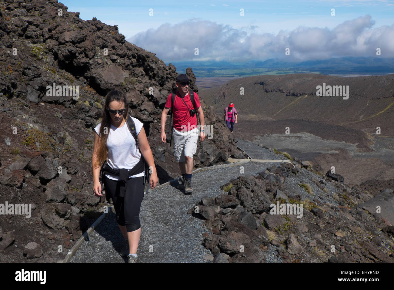 Paesaggio vulcanico e gli escursionisti sulla Tongariro Crossing del Parco Nazionale di Tongariro Ruapehu Isola del nord della Nuova Zelanda Foto Stock